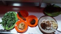 Gurihnya nasi uduk Bang Udin yang ramai pengunjung di kawasan Rawa Belong, Jakarta Barat (Liputan6.com/Komarudin)
