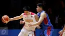 Pebasket Indonesia, Rony Gunawan (kiri) berusaha menembus kawalan pemain Filipina, Rashleigh-Paolo Rivero dalam laga penyisihan Grup A SEA Games 2015 di OCBC Arena Hall, Singapura, Rabu (10/6/2015). Indonesia kalah 52-81. (Liputan6.com/Helmi Fithriansyah)