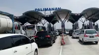 Antrean kendaraan memasuki gerbang Tol Palimanan pada libur Natal 2016. (Liputan6.com/Panji Prayitno)
