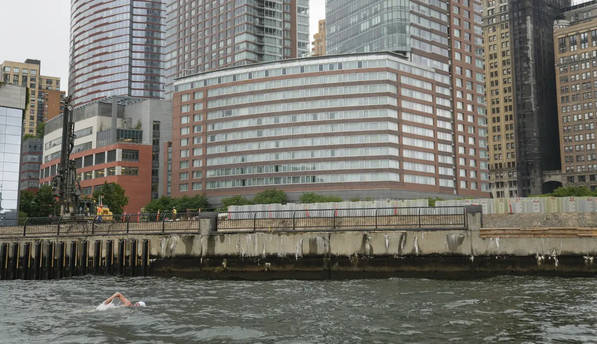 Lewis Pugh berenang di sepanjang tepi hilir Manhattan di New York, Rabu, 13 September 2023. (AP Photo/Seth Wenig)