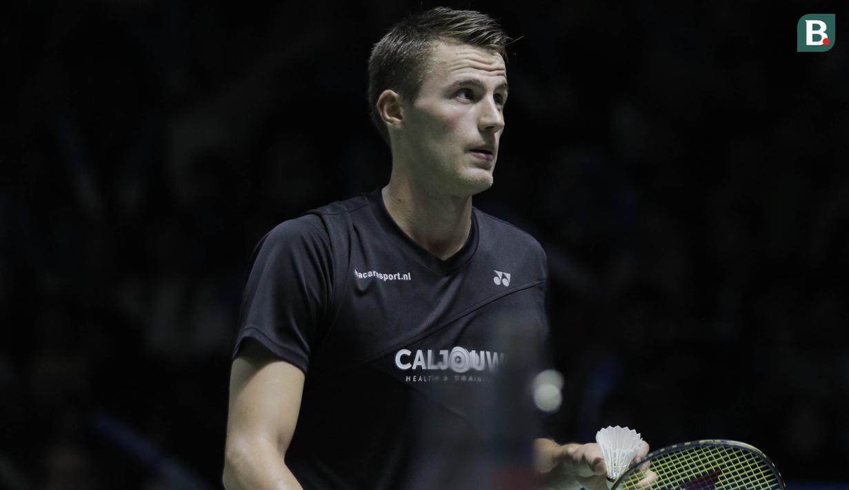 Tunggal putra Belanda, Mark Caljouw, saat melawan pebulutangkis Indonesia, Anthony Sinisuka Ginting, pada Indonesia Open di Istora Senayan, Rabu, (4/7/2018). Anthony Ginting menang 21-9, 21-17. (Bola.com/M Iqbal Ichsan)