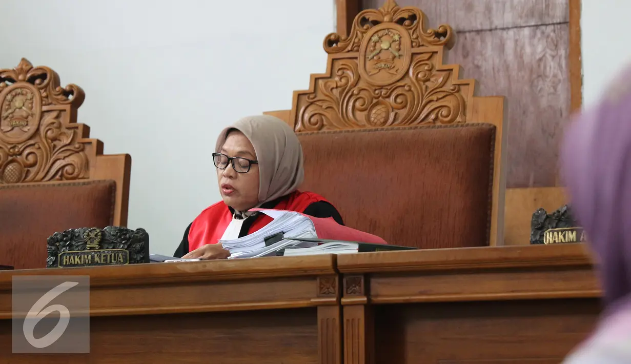 Hakim Tursina Aftianty membacakan putusan sidang kasus dugaan korupsi pengadaan lahan RS Sumber Waras di PN Jaksel, Rabu (30/3). Majelis hakim menolak gugatan yang diajukan LSM Masyarakat Anti-Korupsi Indonesia (MAKI)‎. (Liputan6.com/Herman Zakharia)