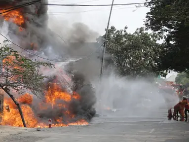 Petugas pemadam kebakaran berusaha memadamkan api yang melalap gudang di Jalan Kampung Bandan, Ancol, Jakarta Utara, Kamis (5/7). Kebakaran ini terjadi di dekat tempat wisata Kota Tua. (Liputan6.com/Faizal Fanani)