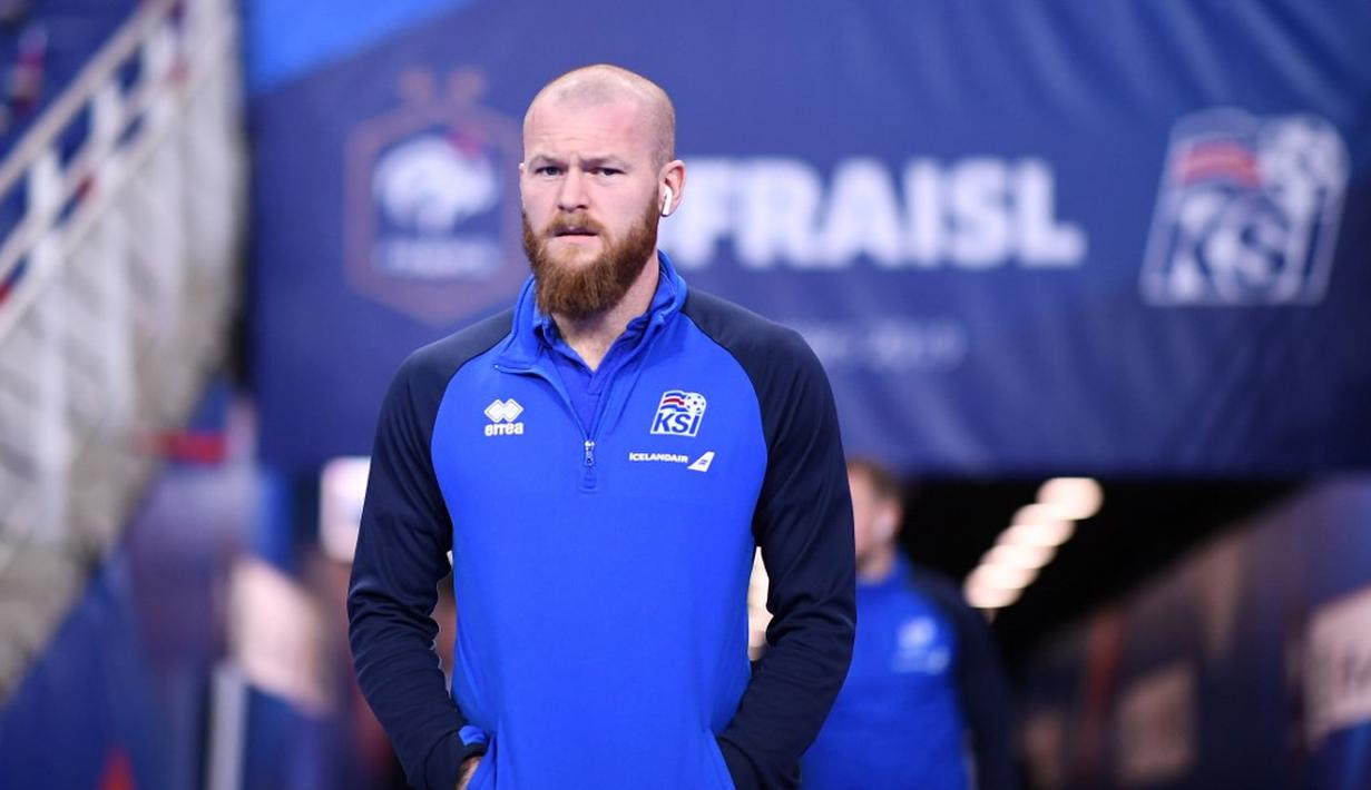 3. Aron Gunnarsson (Cardiff City) - Gunnarsson dikenal usai berhasil membawa timnas Islandia tampil memukau di Piala Eropa 2016. Ia memimpin skuat Islandia yang masih belum banyak dikenal oleh dunia karena terus menerus gagal mentas di kompetisi dunia. (AFP/Franck Fife)
