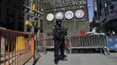 Petugas bersenjata lengkap melakukan penjagaan di Times Square di Manhattan, New York, Selasa (22/3). Pasca serangan teror di Brussels, pihak keamanan AS meningkatkan pengamanan di bandara, stasiun kereta dan tempat vital lainnya (REUTERS/Stephanie Keith)