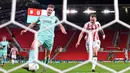 Pemain Brighton and Hove Albion Evan Ferguson (kiri) mencetak gol ke gawang Stoke City pada pertandingan sepak bola putaran kelima Piala FA di Stadion bet365, Stoke on Trent, Inggris, 28 Februari 2023. Brighton and Hove Albion mengalahkan Stoke City dengan skor 1-0. (Oli SCARFF/AFP)