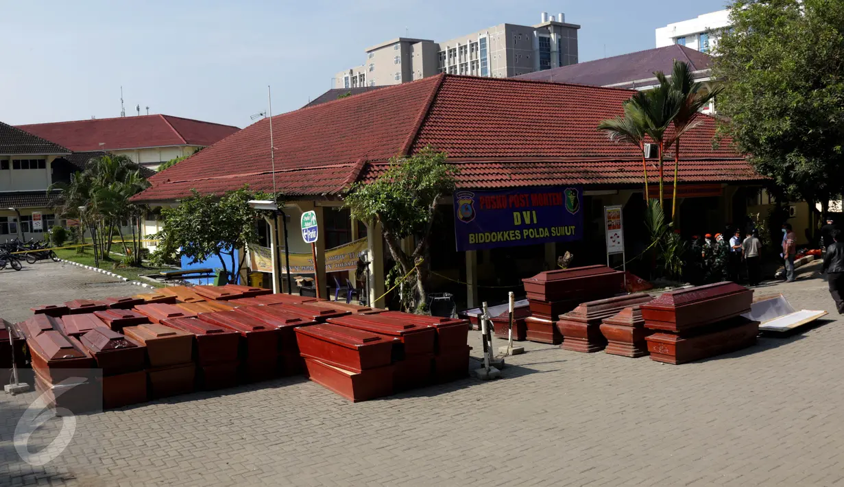 Sejumlah peti mati telah disiapkan di depan RSUP Haji Adam Malik, Medan, Sumatera utara, Kamis (2/7/2015). Setelah menjalani pemeriksaan dan teridentifikasi, jenazah korban Hercules C-130 akan dipulangkan ke keluarga korban. (Liputan6.com/Johan Tallo)