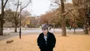 Ayu Dewi tampil simpel namun tetap stylish saat liburan ke Jepang, mengenakan jaket fleece hitam yang nyaman dan cocok untuk cuaca dingin. Ia memadukan jaket tersebut dengan high waist pants warna burgundy yang memberi sentuhan elegan pada penampilannya. Sebagai inner, Ayu memilih kaus putih yang serasi dengan sepatu putihnya, menciptakan kesan santai namun tetap modis. Gaya Ayu yang praktis dan chic ini memberikan inspirasi untuk tampil keren dalam liburan musim dingin tanpa mengorbankan kenyamanan. [@mrsayaudewi].