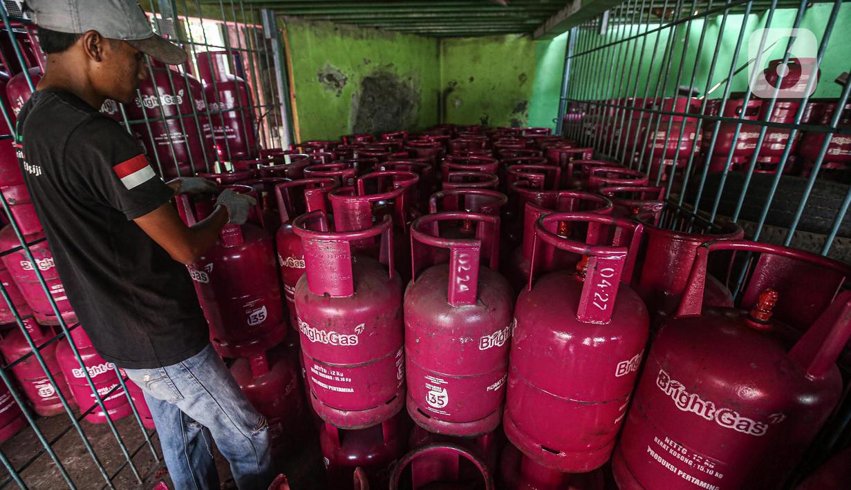 Pekerja menata tabung gas elpiji di salah satu agen di Rawasari, Jakarta, Selasa (12/7/2022). Ditengah kenaikan harga gas LPG nonsubsidi seperti Bright Gas dan tabung elpiji 12 kg, Manajemen PT Pertamina Patra Niaga memastikan harga untuk LPG subsidi 3 kg tidak mengalami kenaikan atau tetap. (Liputan6.com/Faizal Fanani)