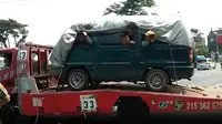 4 pemudik ini memanfaatkan mobil yang digendong truk towing agar tak ketahuan petugas. (foto: Liputan6.com/edhie prayitno ige)
