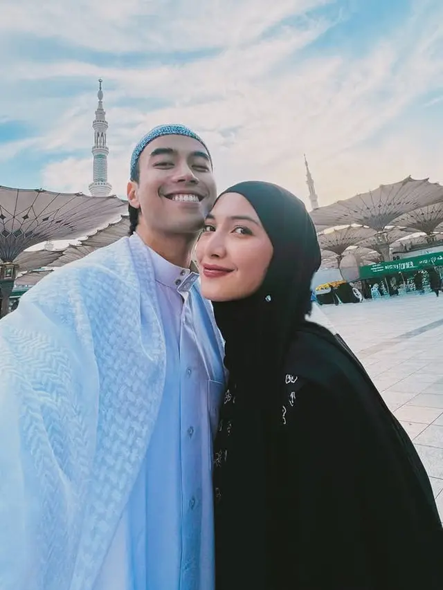 Gaya Stylish Vidi Aldiano dan Sheila Dara saat Umrah. [@vidialdiano]