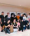 Tukang Bubur Naik Haji merupakan serial yang pernah viral di tahun 2012-2017 lalu. Beberapa waktu lalu, para cast-nya baru saja melakukan reunian, termasuk Citra Kirana dan Andi Arsyil yang menjadi pasangan di serial tersebut. [Foto: Instagram/nengnada11]