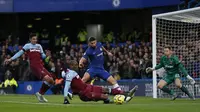 Pemain Chelsea, Olivier Giroud, mendapat peluang untuk mencetak gol saat laga melawan West Ham United. (AFP/Ian Kington)