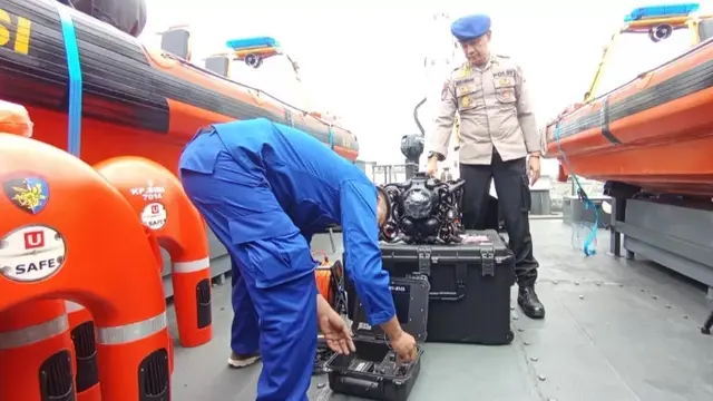 Dirpolairud Polda Jatim turunkan drone bawa laut untuk mencari keberadaan korban tenggelamnya KMP Tunu Pratama Jaya di Selat Bali (Istimewa)