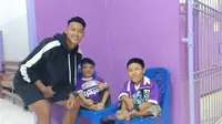 Striker Persik Kediri, Septian Satria Bagaskara, menemui dua Persikmania disabilitas di Stadion Brawijaya Kota Kediri, (8/10/2019). (Bola.com/Gatot Susetyo)