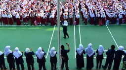 Murid-murid sekolah dasar berkumpul di halaman sekolah SDN 03, Pesanggrahan, Jakarta Selatan, Senin (16/7). Hari ini merupakan hari pertama masuk sekolah bagi para siswa dari jenjang TK hingga SMA untuk tahun ajaran 2018-2019. (Merdeka.com/Arie Basuki)