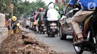 Laju kendaraan tersendat saat melintasi proyek revitalisasi trotoar di Jalan Tebet Raya, Jakarta, Selasa (5/11/2019). Adanya proyek revitalisasi trotoar di sepanjang Jalan Tebet Raya mengakibatkan kemacetan di kawasan tersebut semakin parah, terlebih saat jam sibuk. (merdeka.com/Iqbal Nugroho)