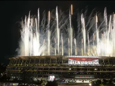 Upacara pembukaan Olimpiade Tokyo 2020 dibuka dengan kemegahan kembang api yang meletup melalui atap Stadion nasional Jepang. (Foto: AP/Shuji Kajiyama)