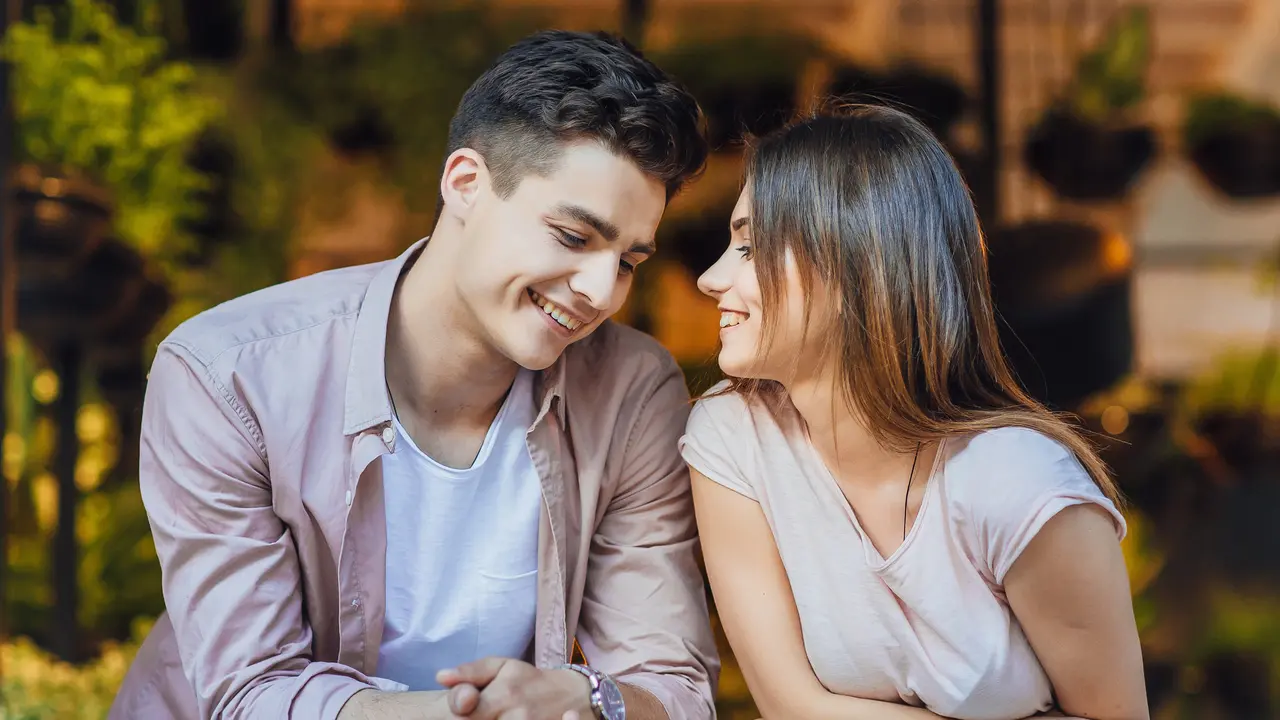 perempuan dan pasangan oktober sangat tulus