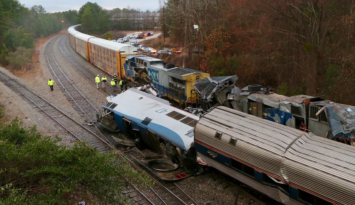 Pihak berwenang menyelidiki lokasi kecelakaan kereta Amtrak yang bertabrakan dengan kereta barang CSX di South Carolina (4/2). Tabrakan dua kereta ini menewaskan dua orang dan melukai sedikitnya 70 orang. (Tim Dominick/The State)
