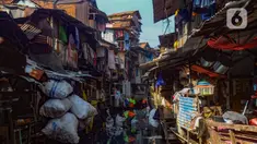 Petugas Dinas Tata Air DKI Jakarta membersihkan sampah di kali Jatibaru, kawasan Tanah Abang, Jakarta, Minggu (23/6/2024). (merdeka.com/Arie Basuki)
