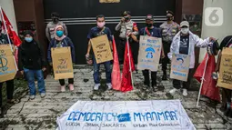 Massa Leader and Organizer of Community Organization in Asia ( LOCOA) menggelar aksi damai di depan Kedutaan Besar Myanmar, Jakarta, Jumat (5/2/2021). Massa meminta kudeta militer Myanmar diakhiri dan semua kekuasaan publik dikembalikan kepada pemerintah sipil. (Liputan6.com/Faizal Fanani)