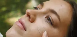 Tinted moisturizer membantu menjaga kelembapan kulit sekaligus meratakan warna kulit untuk hasil makeup natural. [Dok/Pexels.com/Christine Bunn].