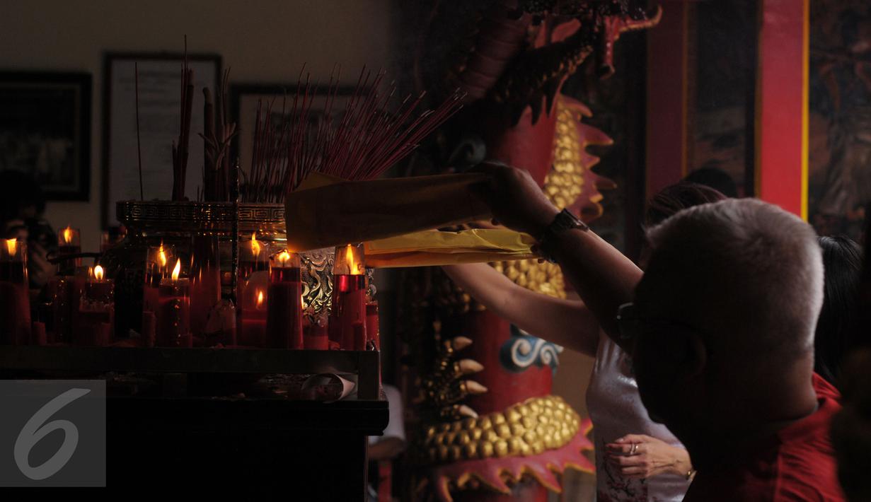 Umat Tionghoa membakar kertas hio jelang melakukan sembahyang saat Tahun Baru Imlek 2567 di dalam Vihara Dhanagun, Bogor, Senin (8/2/2016). Dhanagun merupakan vihara tertua yang ada di Kota Bogor, Jawa Barat. (Liputan6.com/Helmi Fithriansyah)