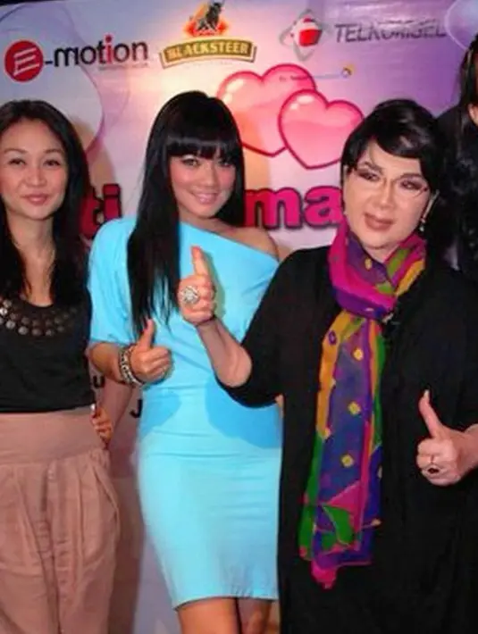 Titi Kamal mengunggah potret jadul mengenakan mini dress one shoulder biru dengan rambut berponi saat berfoto dengan Titiek Puspa yang tampil serba hitam dipadukan syal warna-warni. [@titi_kamall]