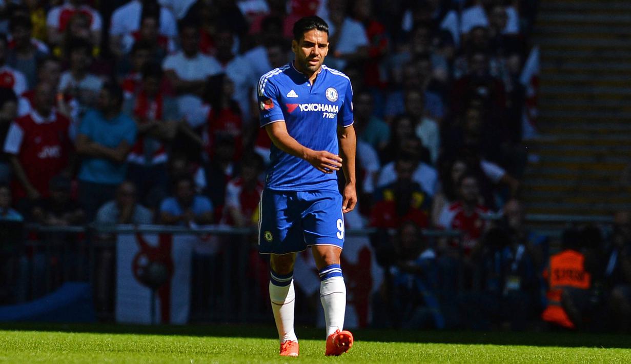 7. Radamel Falcao – Dipinjam dari Manchester United dengan harapan mampu memberikan penampilan terbaiknya bersama Chelsea. Namun striker andalan timnas Kolombia ini gagal menunjukan ketajamannya sehingga sering dibangku cadangkan. (AFP/Glyn Kirk)
