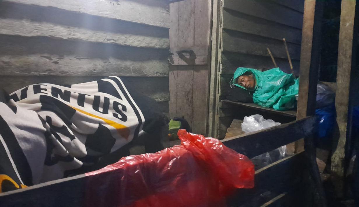 Sementara itu, Kepala Pusat Gempa Bumi dan Tsunami BMKG Daryono menyebutkan, dengan memperhatikan lokasi episenter dan kedalaman hiposenternya, gempa yang terjadi merupakan jenis gempa dangkal akibat aktivitas subduksi Lempeng Indo-Australia. (BAMBANG SAGURUNG/AFP)