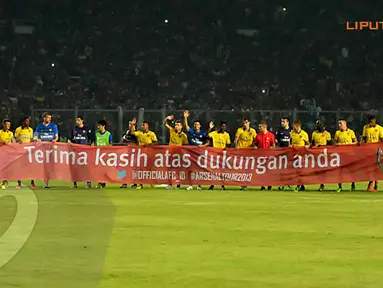 Spanduk ucapan terima kasih dibentangkan usai pertandingan. (Liputan6.com/Helmi Fithriansyah)