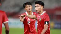 Pemain Timnas Indonesia U-20, Muhammad Ferarri (kanan) pada laga International Friendly Match U-20 melawan Selandia Baru di Stadion Utama Gelora Bung Karno (SUGBK), Jakarta, Minggu (19/02/2023). (Bola.com/Ikhwan Yanuar)