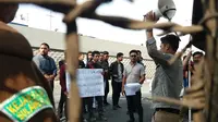 Mahasiswa berunjuk rasa di Kantor Kejati Sulsel menuntut penuntasan kasus korupsi yang mangkrak bertahun-tahun (Liputan6.com/ Eka Hakim)