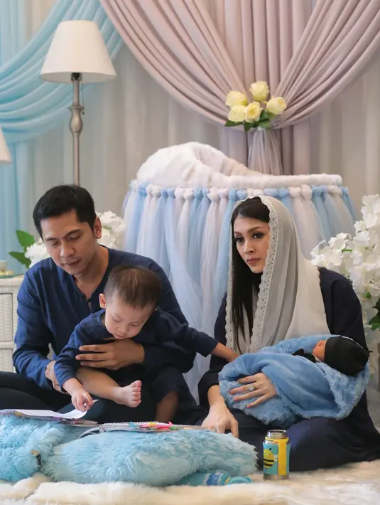 Pasangan Donita dan Adi Nugroho sebelumnya pernah dikaruniai satu orang anak bernama Athariz Alfarizqi Svarga Nugroho yang saat ini berusia dua tahun. Pada Kamis (11/1) Donita melahirkan anak kedua caesar yang disapa Parvaiz. (Adrian Putra/Bintang.com)