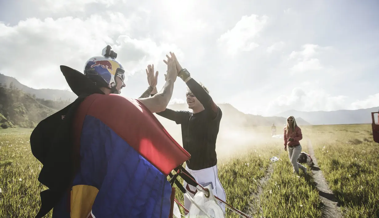 Marco Waltenspiel dan Marco Fuerst di sambut di area pendaratan. (Red Bull Content Pool)