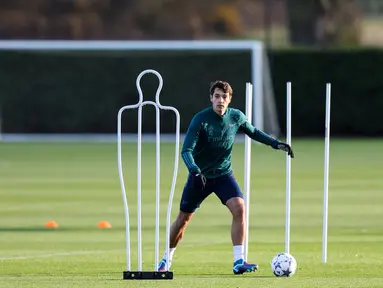 Bek Arsenal Jakub Kiwior menghadiri sesi latihan tim menjelang lanjutan Liga Champions Grup B di tempat latihan Arsenal di London utara, Selasa (28/11/2023). (Adrian DENNIS / AFP)