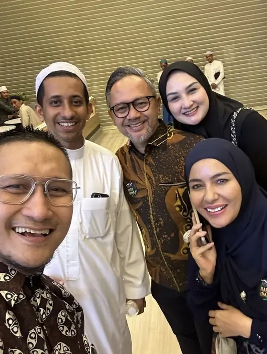 Mona Ratuliu hadir mengenakan kerudung warna hitam yang serasi dengan pakaiannya. [@ariekuntung]