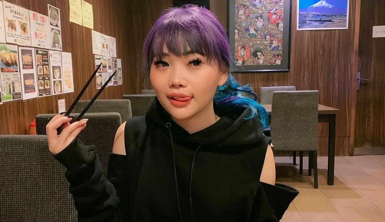 <p>Ungu, menjadi pilihan Wendy Walters pada pewarnaan berikutnya. Kali ini, ia memadukan warna biru untuk bagian bawahnya. (Foto: Instagram/@wendywalters)</p>
