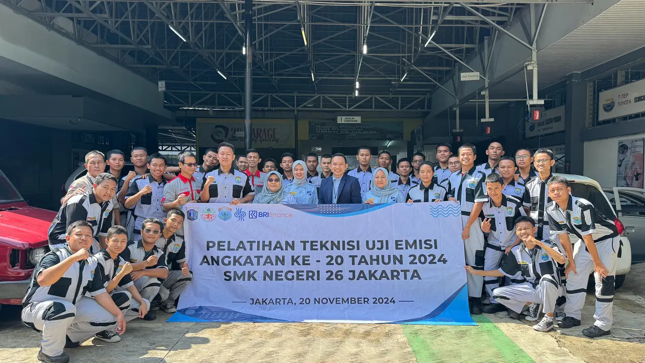 Menggandeng Dinas Lingkungan Hidup DKI Jakarta, BRI Finance, menggelar pelatihan teknisi uji emisi bersama perwakilan siswa SMK se DKI untuk mengendalikan pencemaran udara di wilayah Jakarta. (Liputan6.com/Jayadi Supriadin)