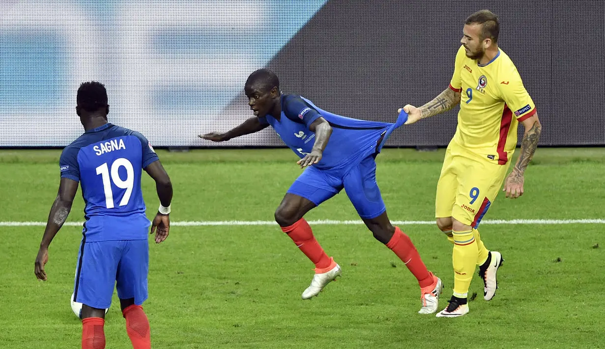 Gelandang Prancis, N’Golo Kante, ditarik bajunya oleh penyerang Rumania, Denis Alibec, pada laga Grup A Piala Eropa 2016. Rumania melakukan pelanggaran sebanyak 13 kali sedangkan Prancis hanya lima kali. (AFP/Philippe Lopez)