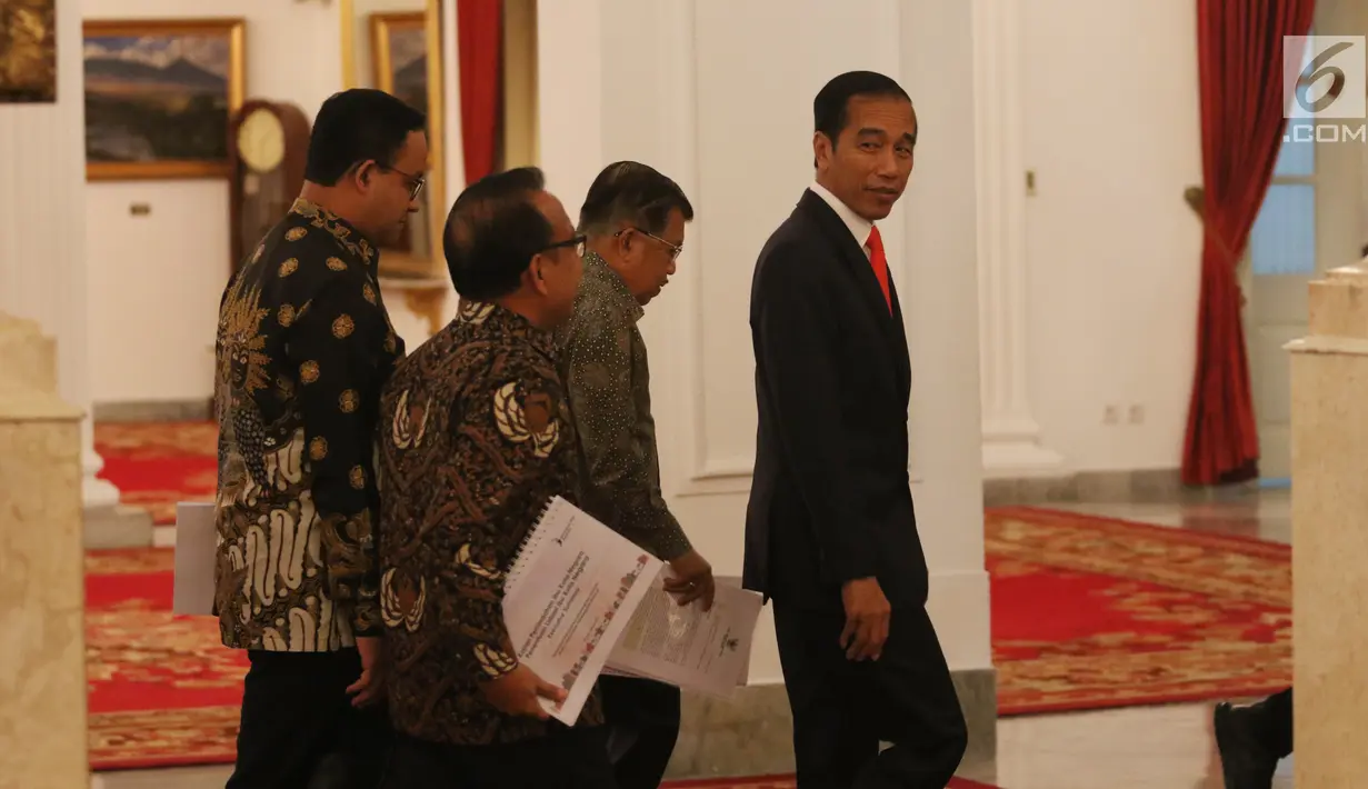 Presiden Joko Widodo berjalan untuk memberikan keterangan pers terkait rencana pemindahan Ibu Kota Negara di Istana Negara, Jakarta, Senin (26/8/2019). Presiden Jokowi secara resmi mengumumkan keputusan pemerintah untuk memindahkan ibu kota negara ke Kalimantan Timur. (Liputan6 com/Angga Yuniar)