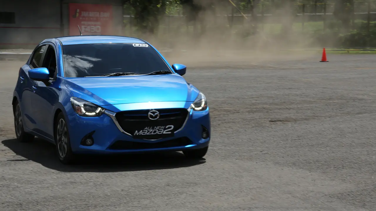 Aksi All New Mazda2 Libas Sirkuit Sentul