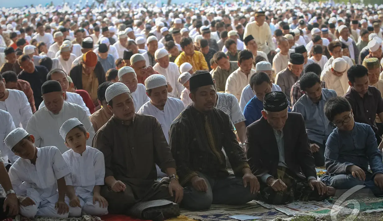 Ribuan jamaah menunaikan salat dengan khusyuk di lapangan yang berada di depan bangunan Masjid Raya Al Azhar, Jakarta, Sabtu (4/10/14). (Liputan6.com/Faizal Fanani)