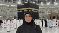 Mita The Virgin Menangis Dapat Hadiah Foto Umrah Bareng Mendiang Mama