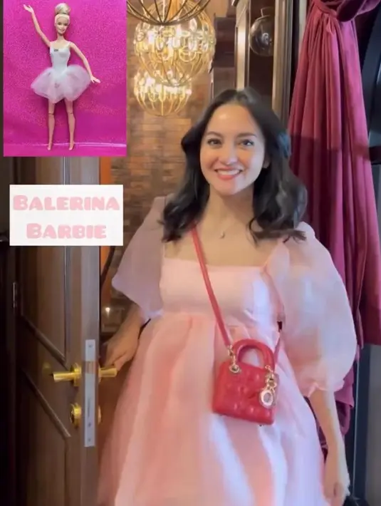 Ririn Ekawati terlihat memesona  saat cosplay ala Balerina Barbie. Ia mengenakan balloon dress warna pink dan mini lady dior bag. [@zaskiasungkar15]
