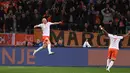 Gelandang Belanda, Davy Klaassen (kiri) merayakan selebrasi usai mencetak gol ke gawang Spanyol pada laga persahabatan di Amsterdam Arena, Belanda, Rabu (1/4/2015). Belanda menang 2-0 atas Spanyol. (AFP PHOTO/Emmanuel Dunand)