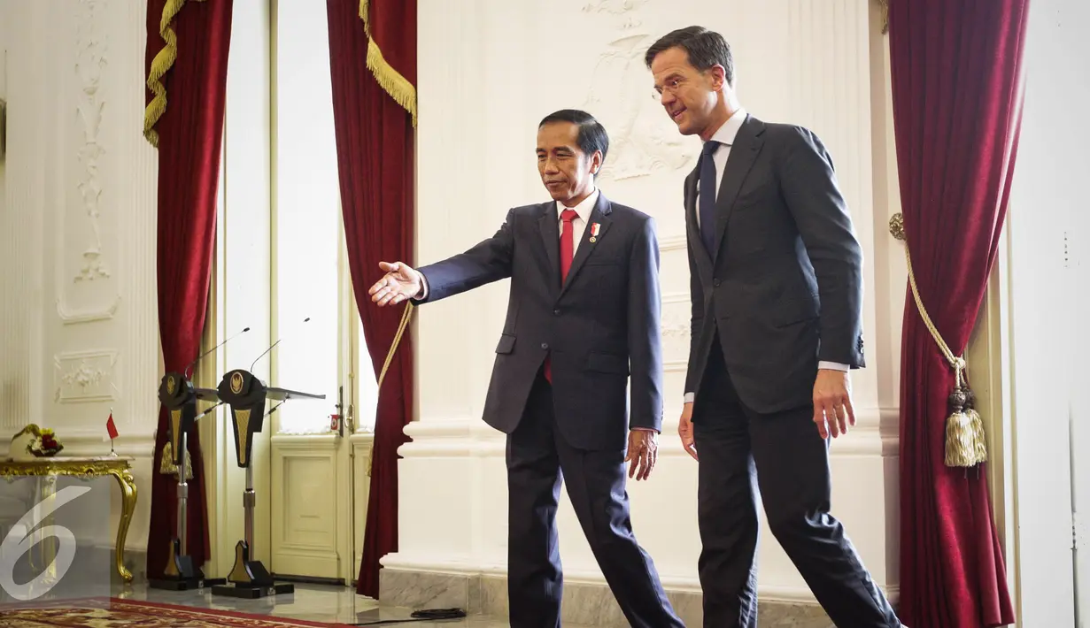 Presiden Jokowi menerima kedatangan Perdana Menteri Kerajaan Belanda Mark Rutte di Istana Merdeka, Jakarta, Rabu (23/11). Kunjungan PM Belanda menemui Jokowi di Istana Presiden ini dalam rangka menjalin kerja sama bilateral. (Liputan6.com/Faizal Fanani)