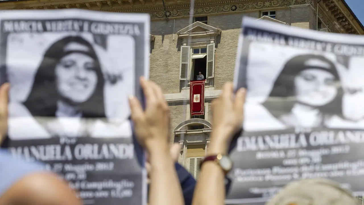 Aksi protes menuntut Vatikan menguak kasus penculikan paling misterius di Italia (AP/Andrew Medhicini)