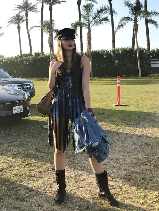 Nia Ramadhani tampil modis saat berada di coachella. Ia terlihat mengenakan hot pants berbahan jeans, Nia menyempurnakan penampilannya dengan memakai topi dan sepatu boot. (Foto: instagram.com/ramadhaniabakrie)
